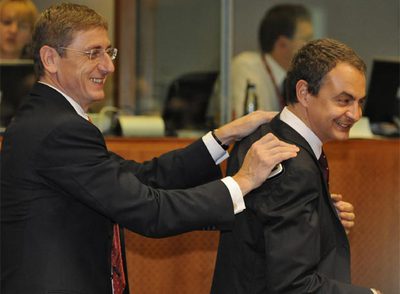 El primer ministro húngaro, Ferenc Gyurcsany (izquierda), y el presidente del Gobierno español, José Luis Rodríguez Zapatero, ayer en Bruselas.