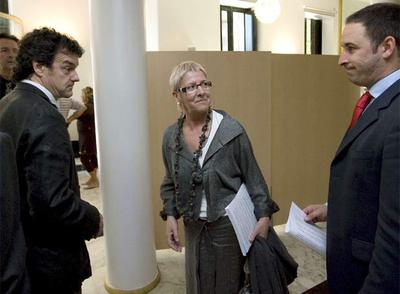 Txema Urkijo y Maixabel Lasa se despiden del parlamentario del PP Santiago Abascal (derecha) tras la sesión.