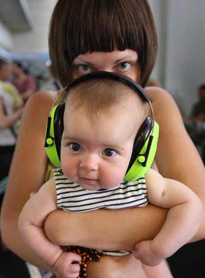Un bebé   protegido  en el Sónar.