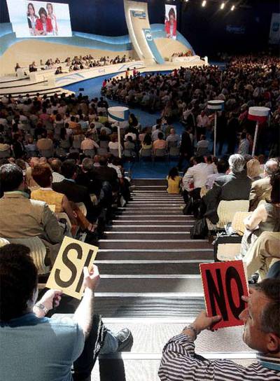 Dos compromisarios sujetan papeletas con el  sí  y el  no  en el congreso.