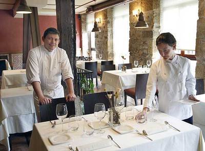 El  chef  Álvaro Garrido y Lara Martín, jefa de sala, en el restaurante Mina de Bilbao.