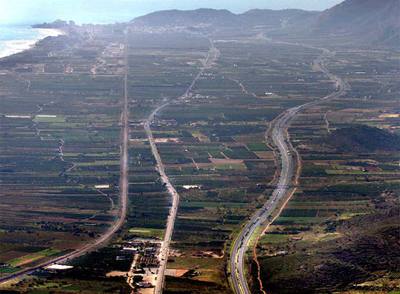 Vista aérea desde la Serra d'Irta hacia Torreblanca, con la vía del tren, la carretera N-340 y la autopista A-7.
