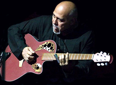 Luis Cobo,  Manglis,  durante una actuación.