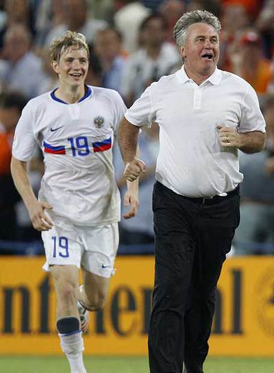 Hiddink celebra la clasificación con Pavlyuchenko.