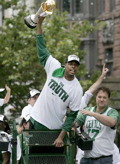 Paul Pierce, con la copa del 17º título de los Celtics.