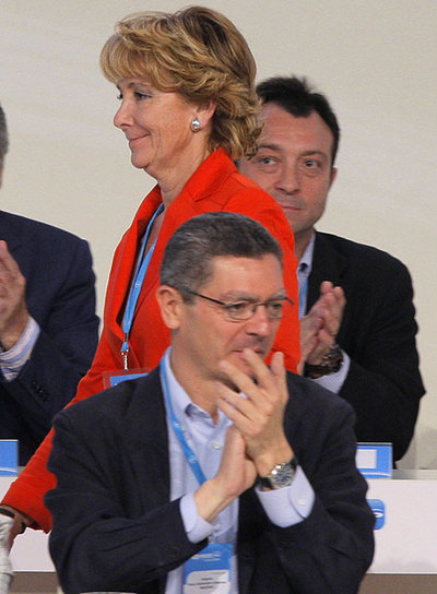 Esperanza Aguirre pasa tras Gallardón, ante la mirada de Cobo.