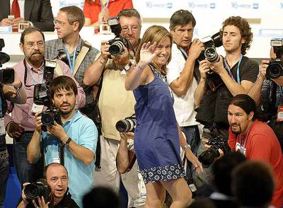 La vicesecretaria de Organización, Ana Mato, saluda a los  congresistas en el salón de plenarios durante la jornada de clausura del congreso.