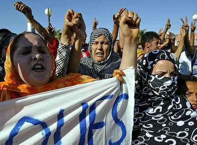 Manifestantes a favor de la independencia del Sáhara, en la ciudad de El Aaiún en junio de 2005.