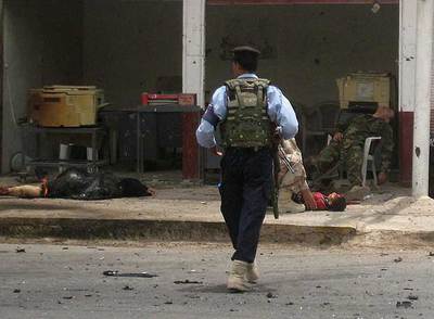 Víctimas del atentado suicida yacen en el suelo en Baquba, al noreste de Bagdad.