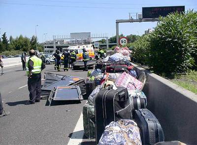 Varias maletas que perdió ayer un autocar en la M-30.