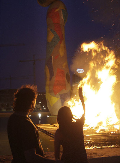 Una hoguera arde junto a la escultura  Dona i Ocell  en el parque de Joan Miró.
