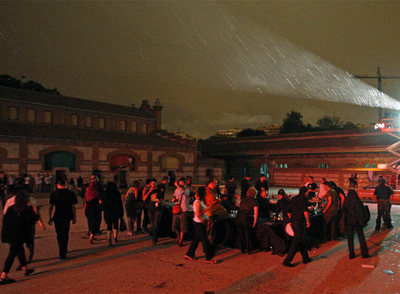 La lluvia vació el patio del Matadero.