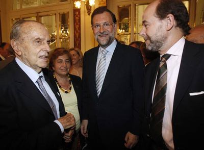 Manuel Fraga y Mariano Rajoy, momentos antes de la conferencia que el líder del PP pronunció ayer en  El foro de Abc .