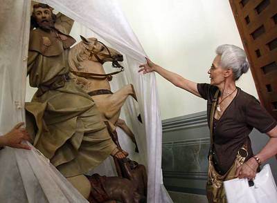 La arquitecta Emmanuela Gambini muestra la talla  Santiago en la batalla de Clavijo  que preside el templo de las Comendadoras.