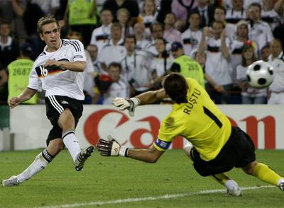 Lahm anota el tercer gol de Alemania, que deshacía el empate a dos y otorgaba a su selección el pase a la final.