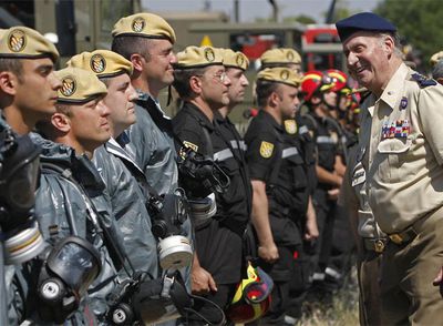 El Rey, durante su visita de ayer al Cuartel General de la UME.