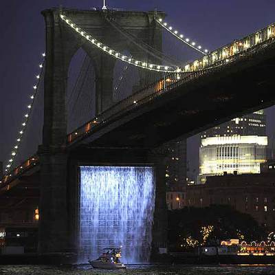Un barco pasa al lado de la catarata que Olafur Eliasson ha hecho brotar bajo el puente de Brooklyn.