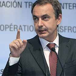 Rodríguez Zapatero responde a una pregunta sobre Ibarretxe durante su comparecencia ayer en Zaragoza.