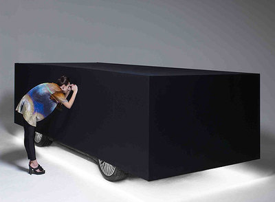 Una modelo se asoma a la funda creada por los australianos Ksubi.