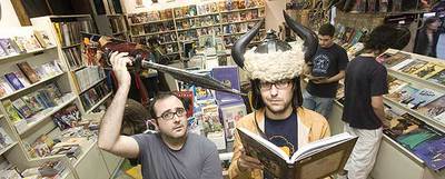 Carlos Areces (izquierda) y Joaquín Reyes (derecha), ataviados con parafernalia vikinga de plástico en la tienda de cómics y objetos de coleccionista Generación X (Puebla, 15).