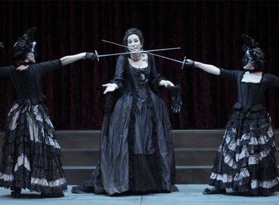 Un momento del ensayo de  Las manos blancas no ofenden,  de Calderón de la Barca.