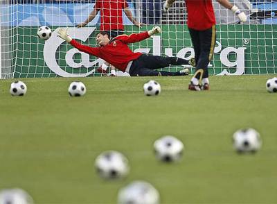 Casillas se estira para detener un balón en una sesión preparatoria con la selección.
