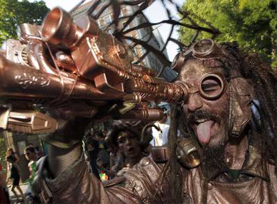 Uno de los muchos asistentes disfrazados que desfilaron por el paseo del Prado, en la   Drum Parade  .
