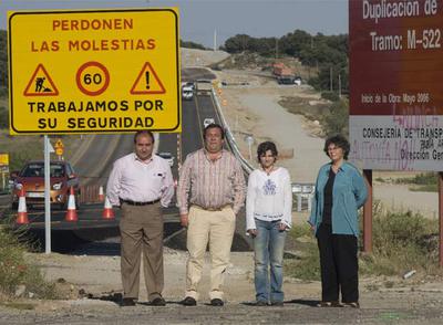 De izquierda a derecha, los alcaldes Pablo Martín (San Martín de Valdeiglesias) y Mario de la Fuente (Robledo de Chavela) y las ecologistas María Ángeles Nieto (Ecologistas en Acción) y Concha Velasco (Organización Sierra Oeste Desarrollo SOStenible) ante los carteles que avisan de las obras de duplicación en la  carretera de los pantanos. 