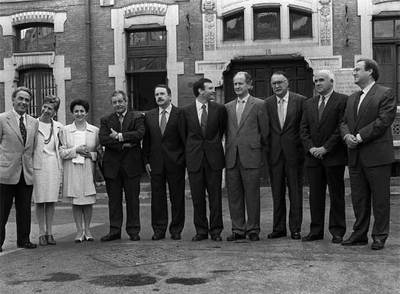 El Gobierno de coalición entre el PNV, el PSE y EA se reunió por última vez en consejo el 23 de junio de 1998 en el Hospital de Basurto, que celebraba su centenario. El entonces   lehendakari   Ardanza, convaleciente de una operación, no asistió. De izquierda a derecha, José Antonio Maturana, Rosa Díez (ambos del PSE), Mari Carmen Garmendia (PNV), Inaxio Oliveri (EA), Francisco Egea (PSE), el   vicelehendakari   Juan José Ibarretxe, Juan María Atutxa, Iñaki Azkuna, Javier Retegi (los cuatro peneuvistas) y Patxi Ormazabal (EA).