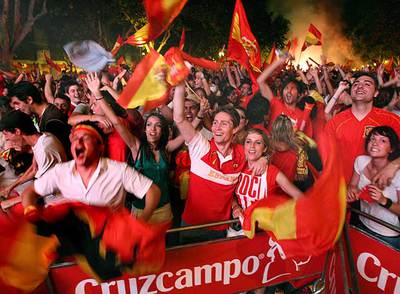 Cientos de aficionados se congregaron en Valencia en la plaza Luis Casanova, junto a Mestalla.
