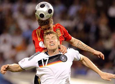Fernando Torres remata de cabeza ante Mertesacker.