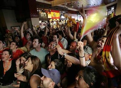Aficionados españoles celebran el gol de Fernando Torres.