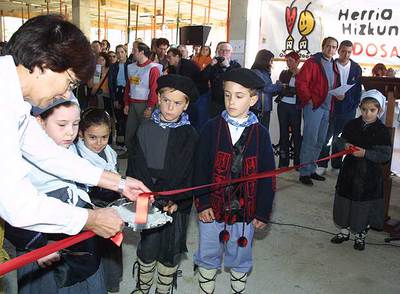 Un grupo de niños participaba en la celebración del Nafarroa Oinez, la fiesta de las  ikastolas  navarras, en Lumbier en 2006.