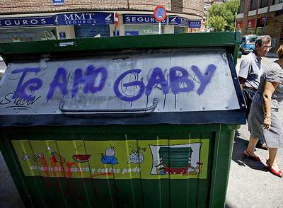 Arriba, una pintada hecha por el agresor cerca de la casa de la víctima, Gabriela Toledo. A la derecha, la mujer y su ex pareja.rnsamuel sánchez