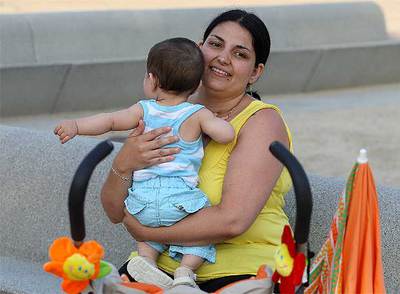Antonia Gerez López, ayer, con su hijo.