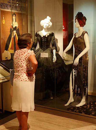 Una exposición ilustra tres siglos de mujeres en el teatro.