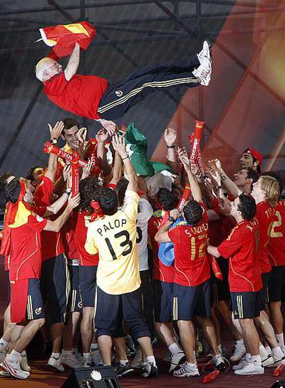 Los jugadores mantean a Luis en la plaza de Colón de Madrid.