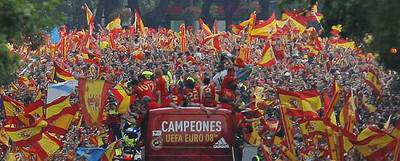 El autobús de los jugadores, en un mar de aficionados.