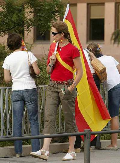 La infanta Elena pasea con una bandera, mezclada entre la afición por las calles de Madrid.rnreuters