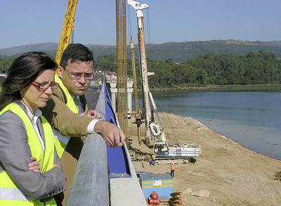 La conselleira de Política Territorial, María José Caride, durante la visita a las obras del Barbanza, ayer.