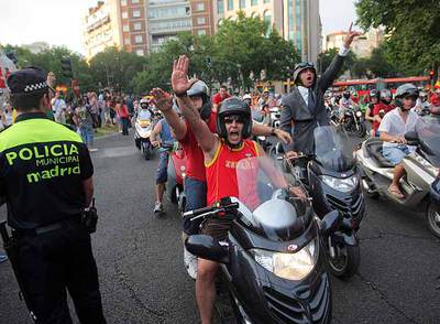 Una corte de 400 motocicletas siguió al autobús de los jugadores.