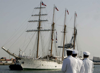 El  Esmeralda , conocida como la  Dama Blanca , ayer, en el puerto de Cádiz.