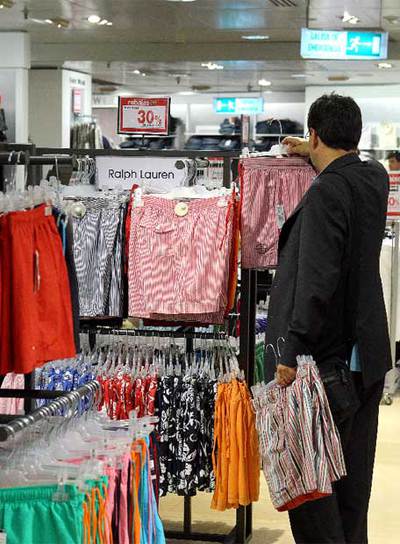 Un barcelonés mira bañadores en unos grandes almacenes.