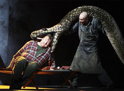 Ben Heppner (izquierda) y Burkhard Ulrich, en  Sigfried,   de Wagner. 