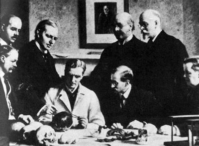 Comité de expertos que, en 1953, desveló la falsedad del cráneo llamado  Hombre de Piltdown. 