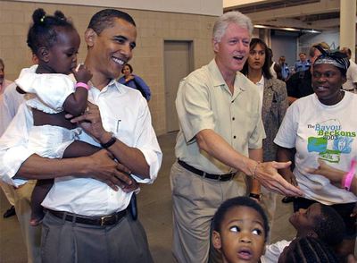 Obama y Clinton visitan a los evacuados por el Katrina en un centro de aocgida de Houston, en 2005.