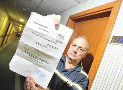 Uno de los afectados por el retraso del vuelo a La Habana, en el hotel Auditorium de Madrid.