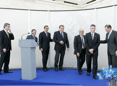 De izquierda a derecha, los diputados generales Markel Olano, Xabier Agirrre y José Luis Bilbao, Xabier de Irala (bbk), Gregorio Rojo (Vital ), Xabier Iturbe (Kutxa), junto al   lehendakari   Ibarretxe, en la presentación de la sociedad de promoción de inversiones Ekarpen.rn l. rico