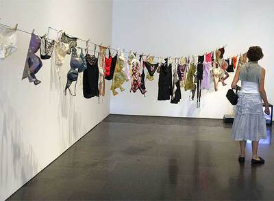  Sheela-Na-Gig en casa,  una de las obras que integran la retrospectiva de Nancy Spero en el Macba.