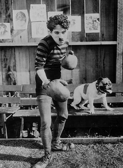 Charlot, entrenando junto a su único amigo, su perro, en  Charlot boxeador.  